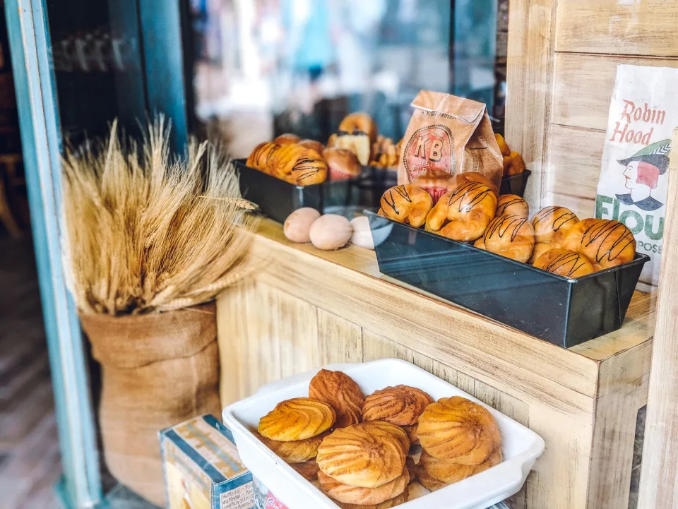 Khay bánh mới ra lò tại Tré Huế Cô Ba